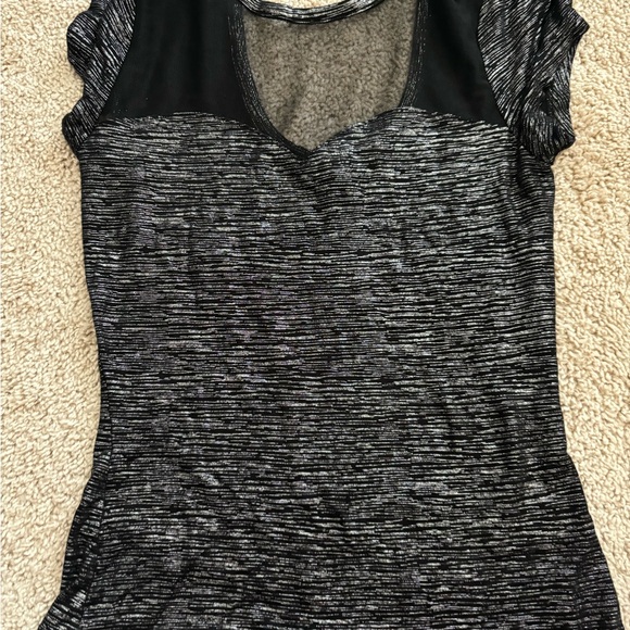 Size extra small shimmer top mesh - Picture 2 of 2